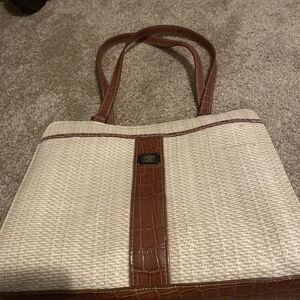 Liz‎ Ciaiborne Purse Handbag Women’s. Small Usage Inside